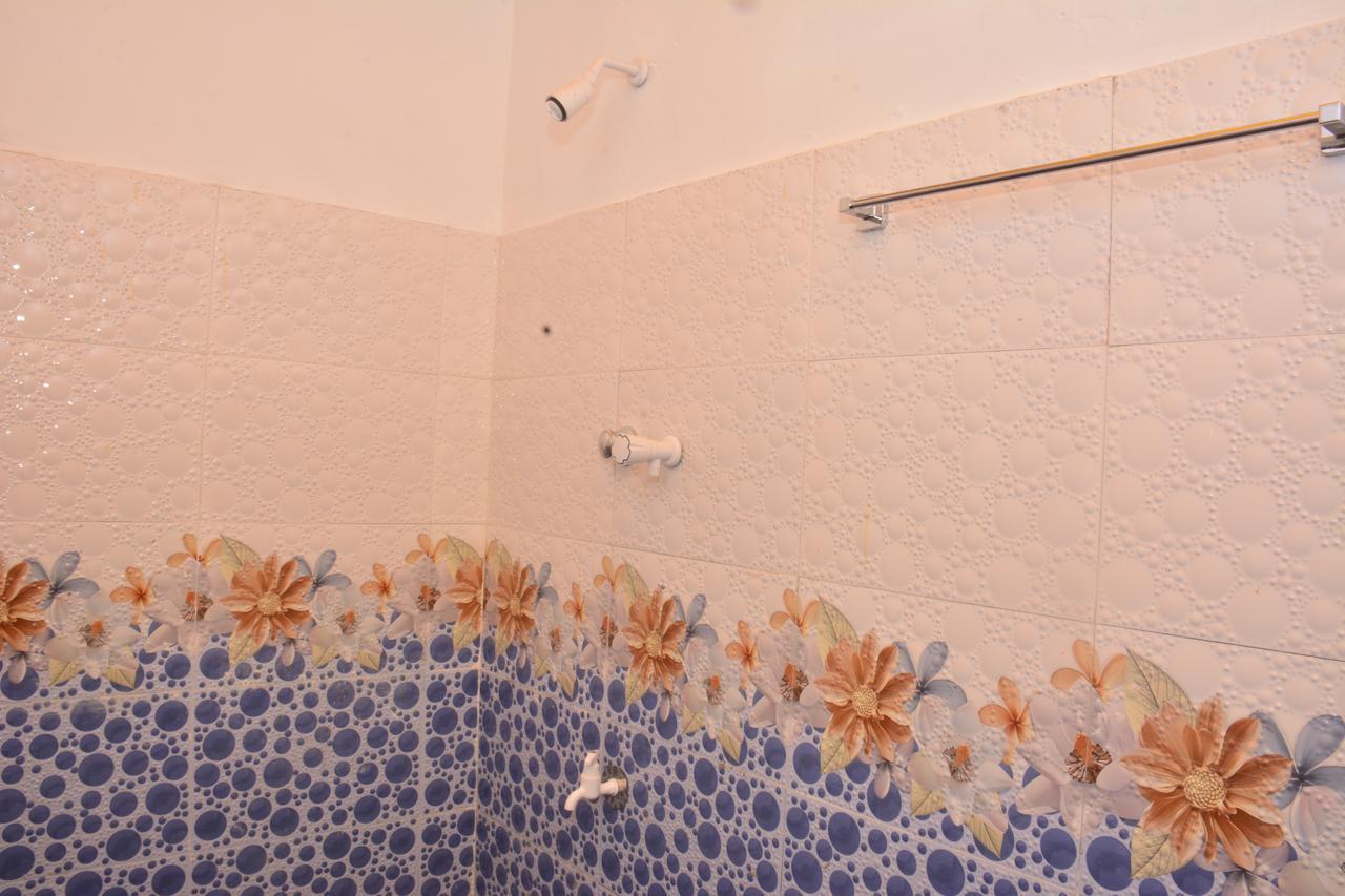 Pleasant Park Holiday Inn تريكونامالاي المظهر الخارجي الصورة